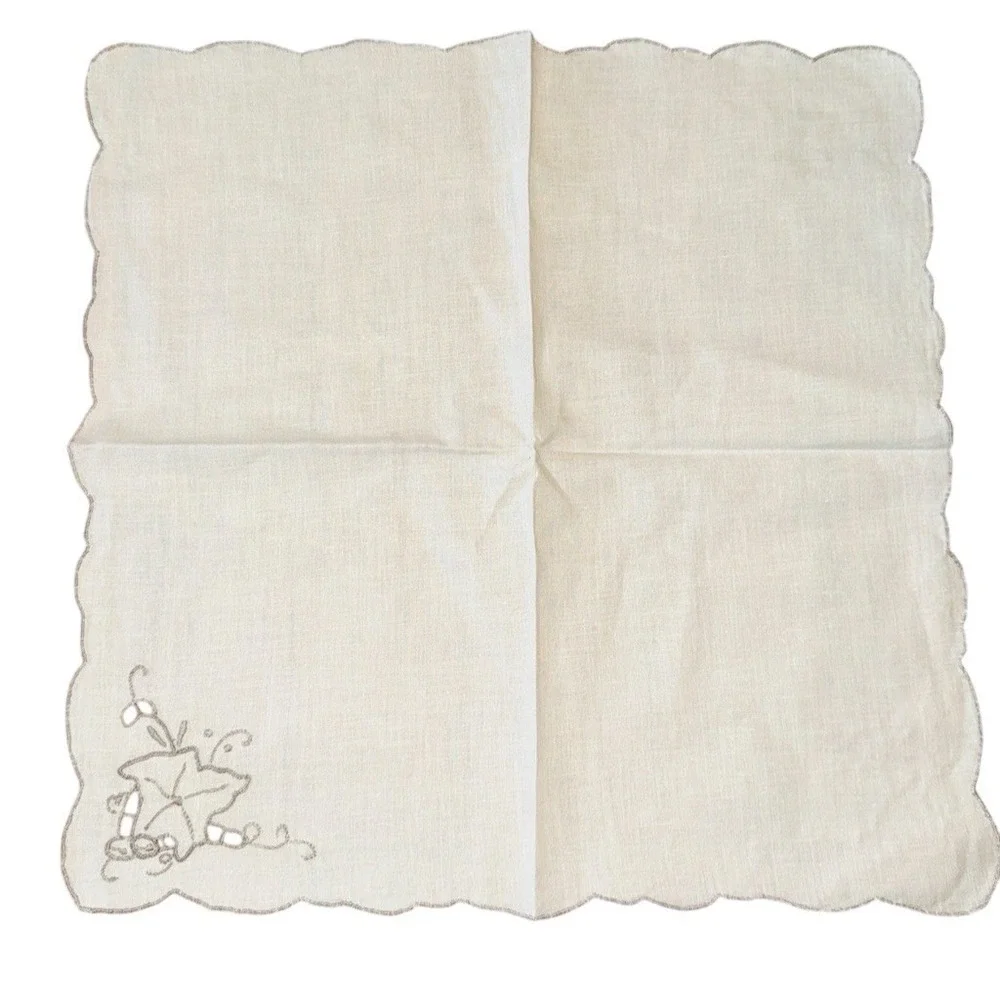 Set of 4 Vintage White linen napkins Scalloped Edge Embroidered Floral